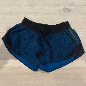lululemon low rise 2.5" inseam shorts with blue flower design and tie